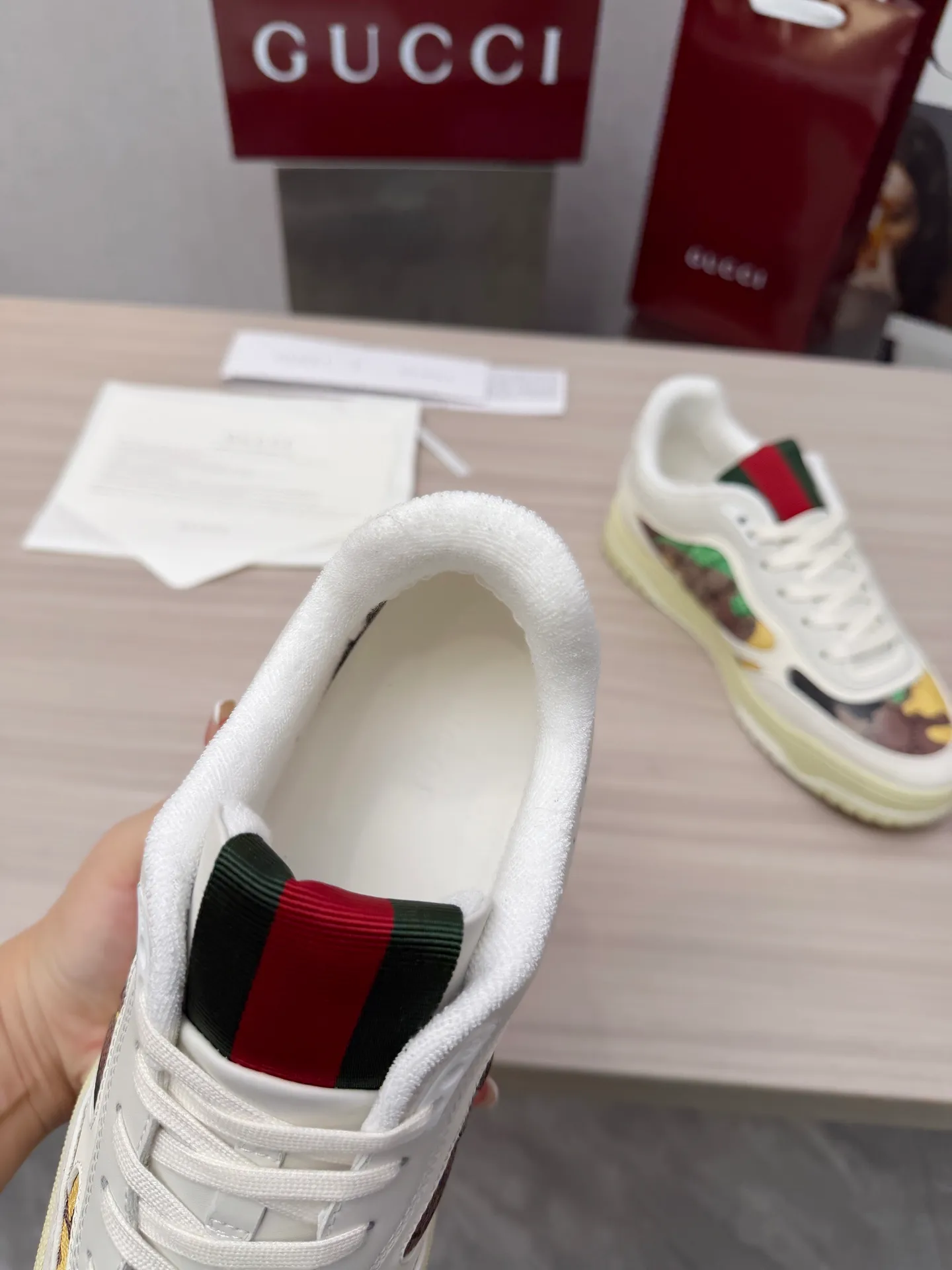 [G Home] P: 600💰 Men's Size: Men's 39-44 (45 custom-made) 🆕2025.GUCC Gucci original order quality The latest popular high and low top distressed couple sneakers series are shipped. Original purchase, development and production. This high and low top sneakers adopt a basketball-style silhouette design, cleverly integrated with hollow panels and distressed effects, showing unique ingenuity. The ingenuity incorporates brand logo details such as interlocking Double G styling accessories and Gucci lettering, a low-key tribute to the brand's design heritage. Exquisite packaging at the delivery counter 🛍📦 ▪️ Fabric: Original customized imported first-layer cowhide ▪️ Inner lining: Imported first-layer cowhide ▪️ Sole: Original molded two-color TPU sole ▪️ Sole thickness: 3cm